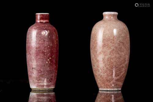 Deux snuff bottles en porcelaine de Chine en forme de vase ovoïde, l'une à couverte [...]