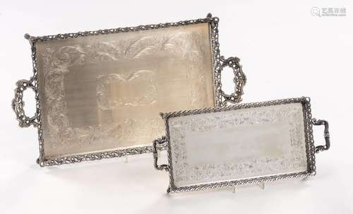 Ensemble de deux plateaux rectangulaires en argent .833, deux anses, galerie [...]