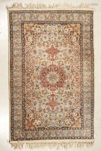 Tapis Ghoom à médaillon central et motif d'entrelacs de fleurs de lotus sur champ [...]