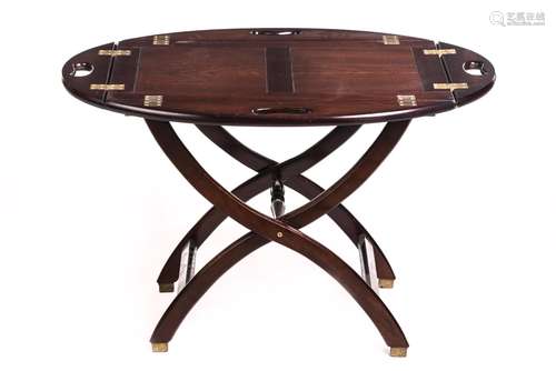 Table basse dite de marine en acajou et laiton, plateau amovible ovale à 4 bordures [...]