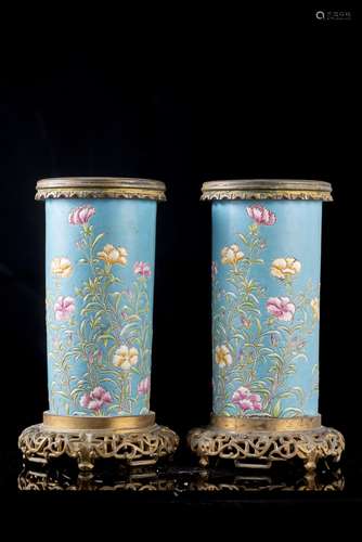 Paire de vases tube en faïence de Longwy à décor de bluets et papillons sur champ [...]