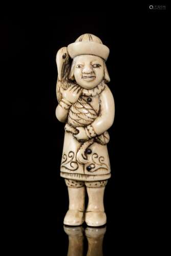 Netsuke en ivoire représentant un hollandais tenant une grue dans ses bras. H. 7.5x2 [...]