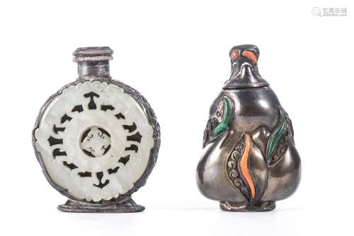 Deux snuff bottles népalaises ou Moghols. - une snuff bottle probablement en argent [...]