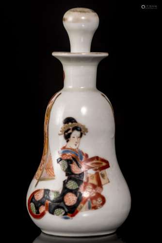 Flacon en porcelaine du Japon à décor Imari peint d'un guerrier et d'une [...]