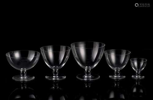 Baccarat France, service de 40 coupes en cristal comprenant : - 6 verres à eau [...]