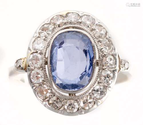 Bague avec saphir bleu de env. 1.8 ct et entourage de 16 diamants de taille 8/8 et [...]