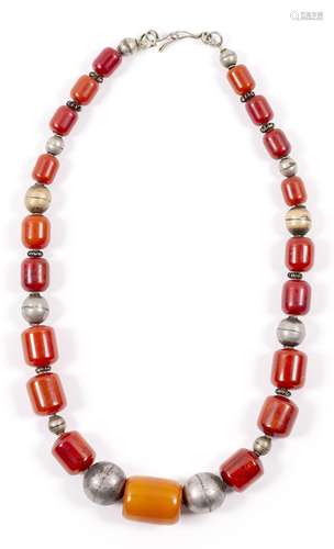 Collier à perles cylindriques en ambre rouge et orange en alternance de perles [...]