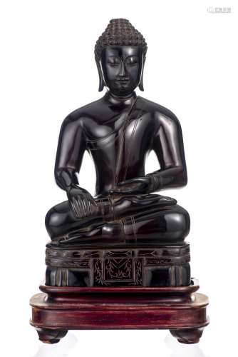 Bouddha en ambre rouge de Sibérie assis en vajrasana avec sa main droite en [...]