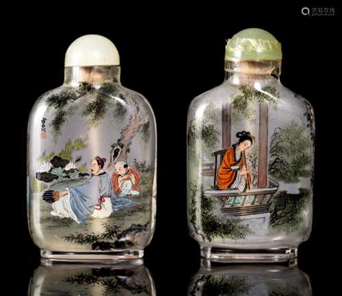 Deux snuff bottles en verre double et peintes à l'intérieur de scènes au bord de [...]