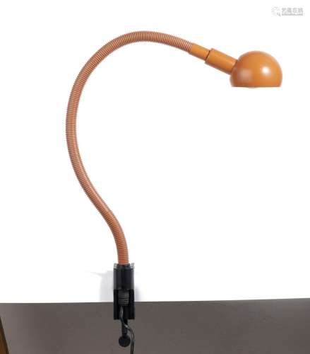 Lampe de bureau orange-brun articulée à système de serrage. Valenti, Italie vers [...]