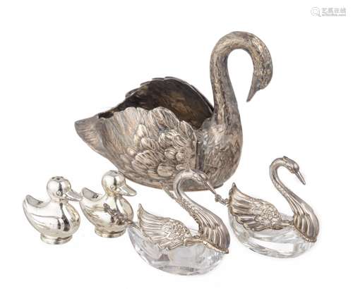 Salière et poivrier en forme de cygne. Base en cristal surmontée d'une armature en [...]