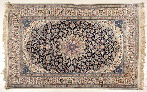 Tapis naïn en laine double médaillon central sur champ bleu et beige, champ [...]