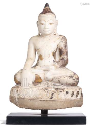 Bouddha birman assis sur un socle en forme de fleur de lotus en albâtre faisant le [...]