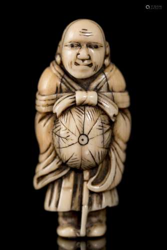 Netsuke en ivoire représentant un homme debout tenant son chapeau devant ses mains. [...]