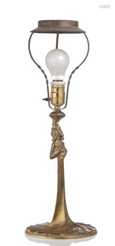 Pied de lampe Art Nouveau en bronze doré représentant une jeune femme tenant dans [...]