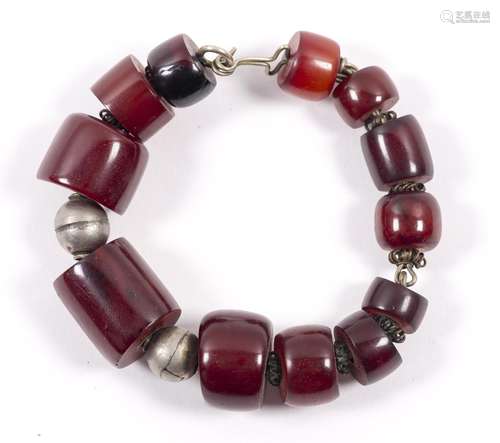 Bracelet en perles cylindriques en ambre rouge et alternance de perles [...]