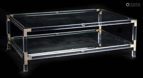 Table basse en plexiglas et plateau en verre. H. 120x80x40 cm. - - [...]