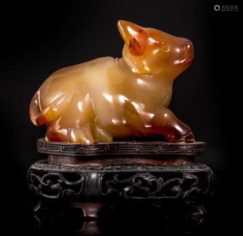 Sculpture d'un bœuf en agate. H. 4.5x6 cm. (hors socle) Condition: livrvé avec son [...]