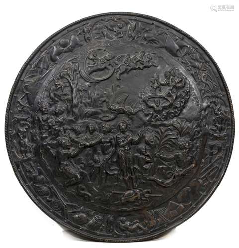 Plaque en cuivre représentant un couronnement en relief moulé D. 56 cm - - [...]