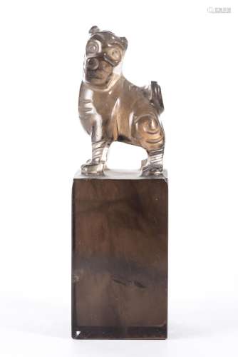 Sceau en quartz fumé sculpté représentant un chien de Fô sur un socle. H. 10x3x3 [...]