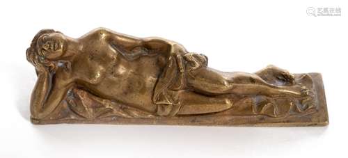 Petit bronze doré représentant une femme lascive tenant un drapé sur sa hanche. [...]