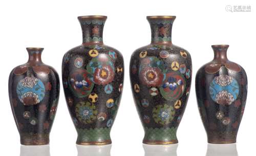 4 petits vases en cloisonné du Japon à décor de fleurs de lotus sur fond bleu [...]
