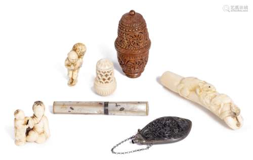 Ensemble de petits d'objets de vitrine : - cage à grillons malais en bois sculpté [...]