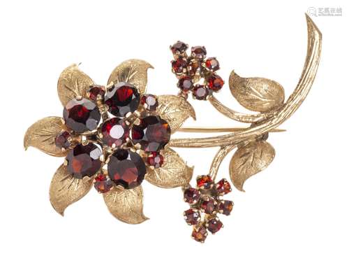 Broche en or .750 en forme de fleurs composées de grenats. 6x3.5 cm. Poids : 10.72 [...]