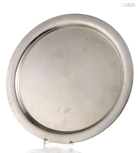 Plateau rond en argent .833 espagnol. D. 40 cm. Poids: 1200 g. - - [...]