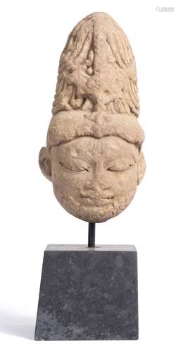 Sculpture en grès gris d'une tête d'un homme barbu à chignon Inde. H. 18.5 cm. - [...]