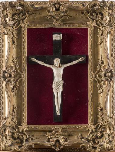 Tableau crucifix avec Christ en ivoire sur fond en velours rouge; cadre en bois [...]