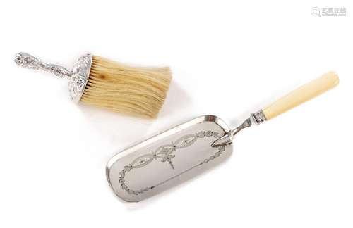 Brosse de table en argent sterling de Londres vers 1906 à décor en repoussé de [...]