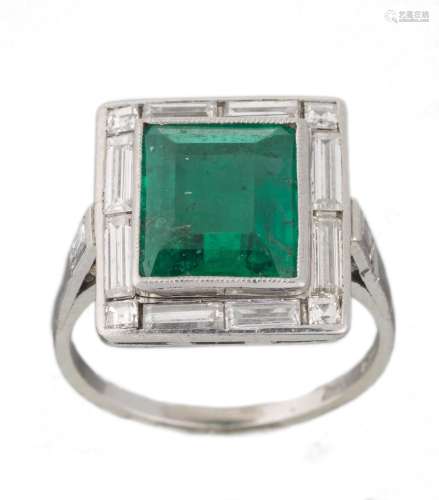 Bague en platine .950 avec une émeraude colombienne carrée, à serti clos, de env. [...]