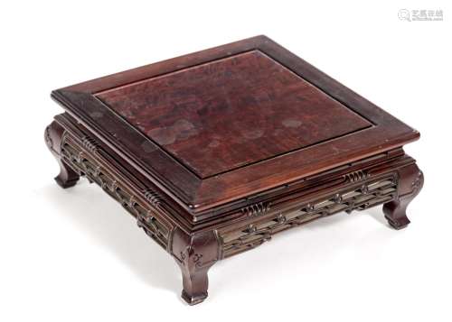 Socle chinois ou table à thé en bois de rose, pieds cambrés. H. 12.5x30x30 cm. - [...]
