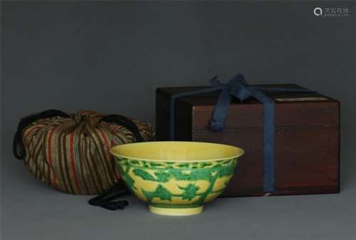 A PAIR YELLOW-GROUND AND GREEN GLAZE 'DRAGON' BOWL