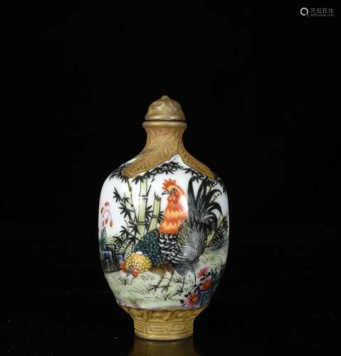 A GITL-DECORATED FAMILLE ROSE SNUFF BOTTLE