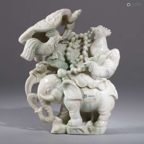 A JADE CARVED `ELEPHANT` ORNAMENT