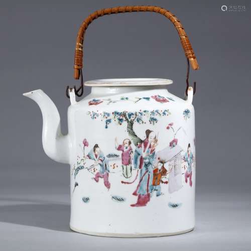 A FAMILLE ROSE TEAPOT