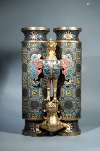 A GILT-DECORATED CLOISONNE ENAMEL DOUBLE VASE