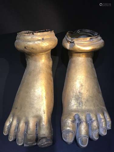 A PAIR OF GTIL-BRONZE FEET