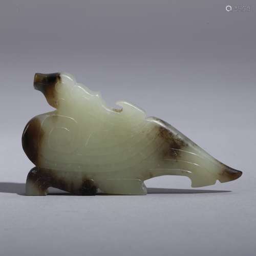 A JADE CARVED BIRD ORNAMENT