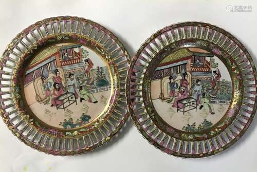 A PAIR OF FAMILLE ROSE PLATE