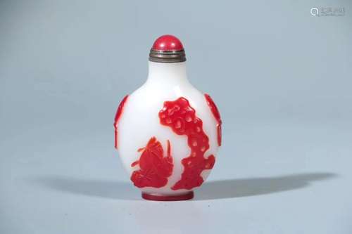 A RED-OVERLAY GLASS SNUFF BOTTLE