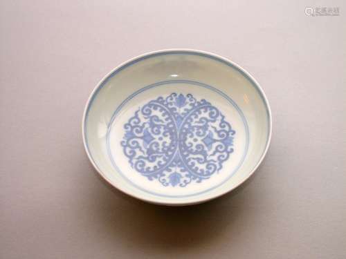 A SMALL BLUE AND WHITE PLATE