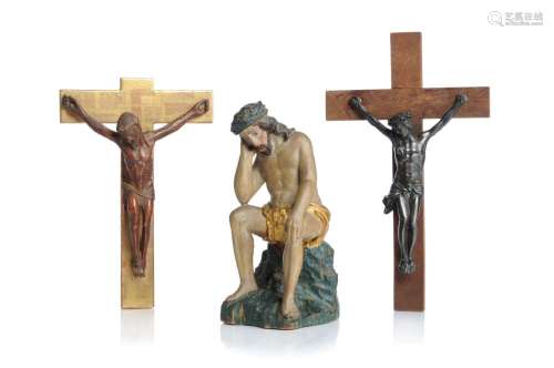 Zwei Kruzifixe und ein Christus in der Rast. Wohl 16. Jh./ Late 18th cent.
