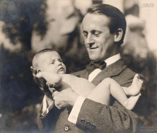 Hugo Erfurth, Der Kuenstler Otto Schubert mit Sohn Tyll. 1920.