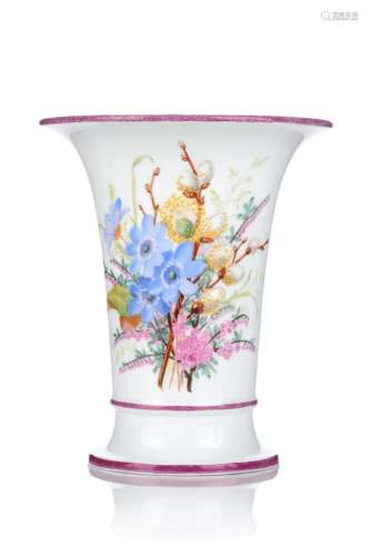 Kratervase mit Fruehlingsbukett und Ehrensymbol aus dem Ersten Weltkrieg. Meissen. Um 1915/ 1916.