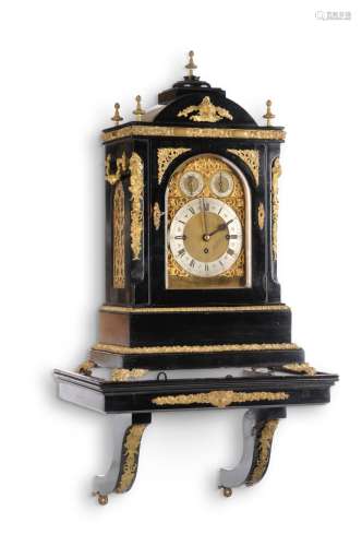 Qualitaetvolle Bracket-Clock mit Umschaltschlagwerk und Wandkonsole. England. Um 1900.