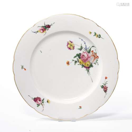 ROUND PLATTER DECORATED WITH FLOWERS,