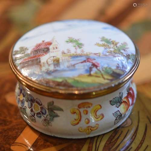 SMALL ROUND ENAMEL SNUFF BOX WITH GILT METAL MOUNT,